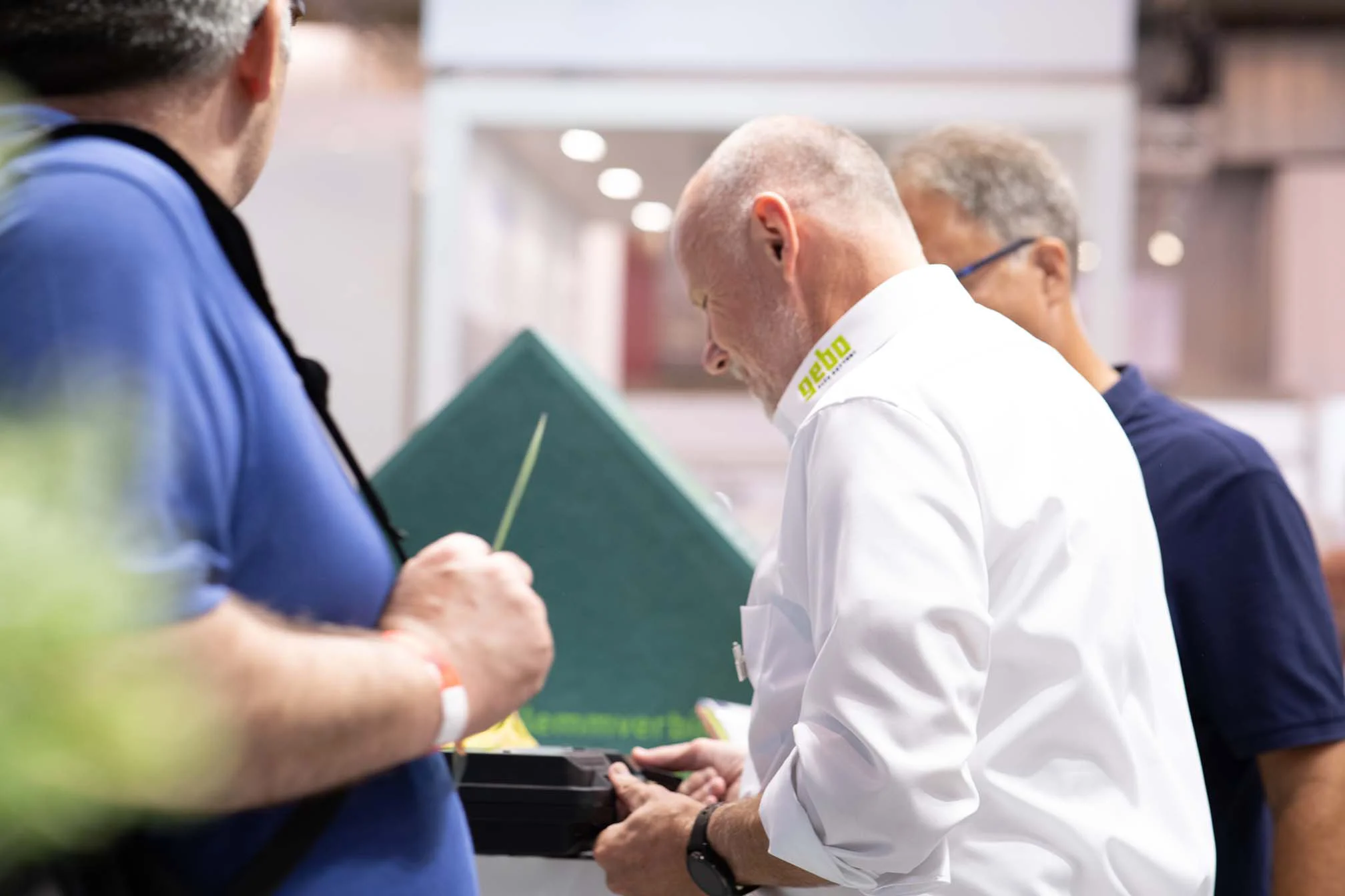 GEBO technical expert providing consulting and customer support on pipe fitting installation