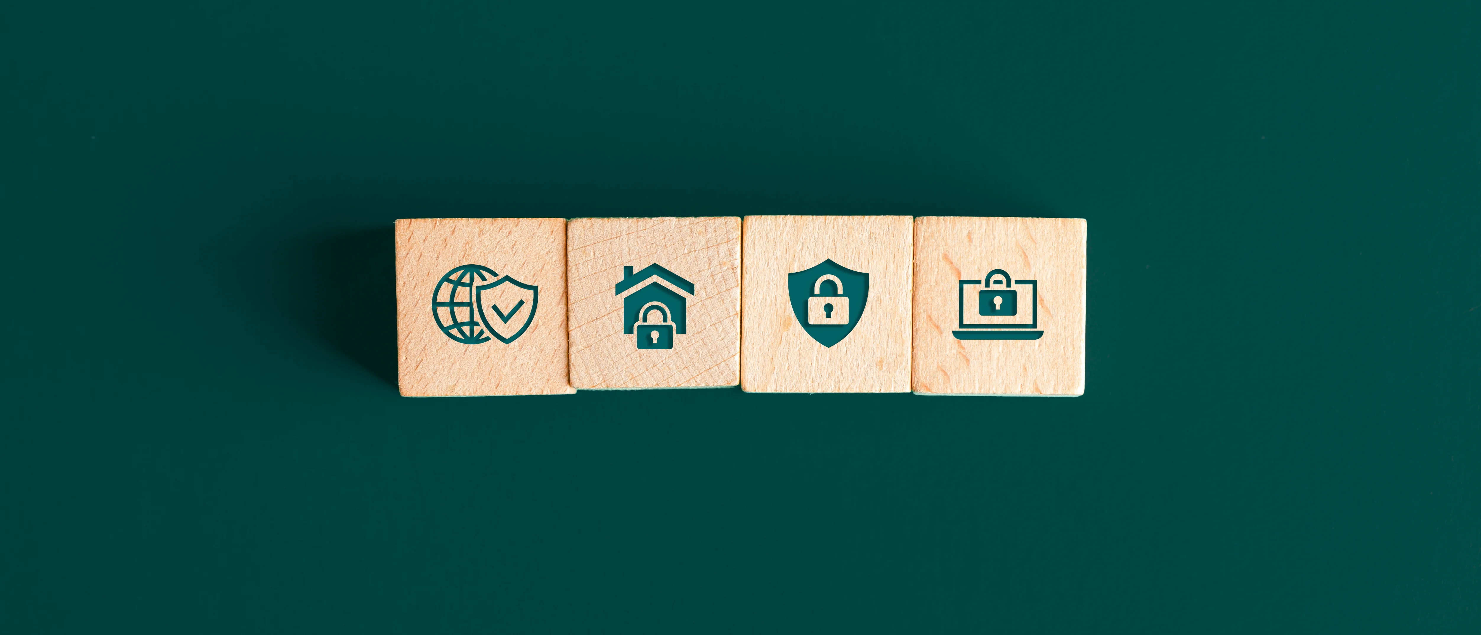 security-concept-with-icons-wooden-blocks-turquoise-table-flat-lay Kopie